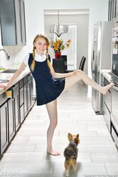 Вот сучка, опять забыла трусики одеть,!