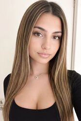 Красивая девушка кавказской внешности