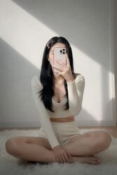 Азиатка делает селфи