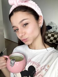 Молодуха делает селфи в парке, а потом раздевается дома
