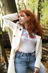 Джесси раздевается догола, а затем начинает мастурбировать
