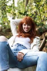 Джесси раздевается догола, а затем начинает мастурбировать