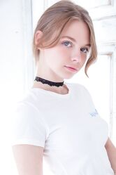 Сексуальная молодая красотка с натуральной грудью