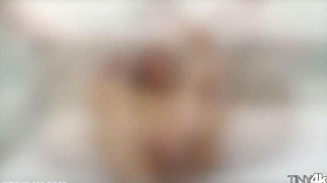 Толстым членом трахает девку с брекетами