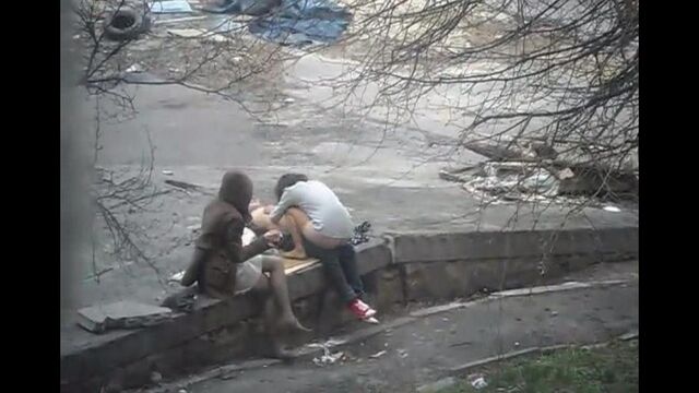 Парень заснял секс на улице