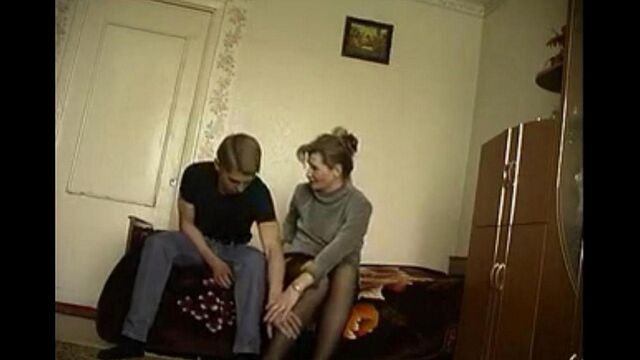 Домашний инцест мама и сын на скрытую камеру