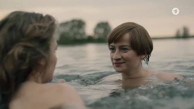 Nina Gummich, Alicia von Rittberg Nude - Lotte am Bauhaus (2019) 720p Watch Online / Нина Гуммих, Алисия фон Риттберг - Баухаус