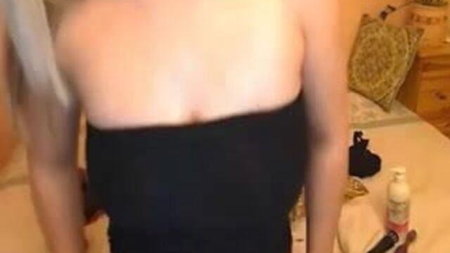 Blonde slut puts on a show in cam