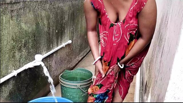 wife ko chuda jab vo bahar balkani me nha rhi rhi, hindi HD porn video sex