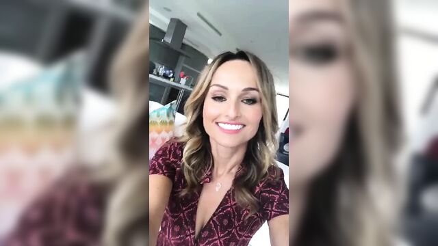 Giada De Laurentiis cleavy vid clip 02