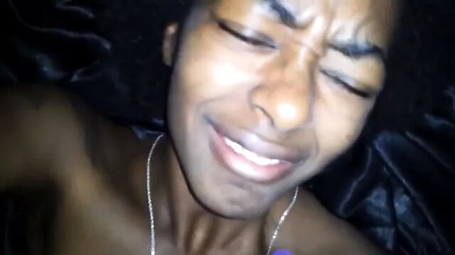 NEGRA PELUDA COM O VIBRADOR