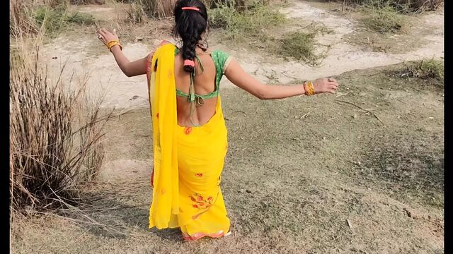 Indian 18 Years Old Village Outdoor Sex In Khet Natural Big Ass Show In Clear hindi Voice