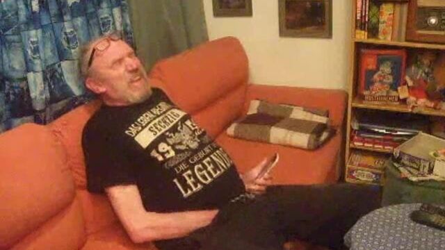 Sau schaut Porno am Handy und onaniert