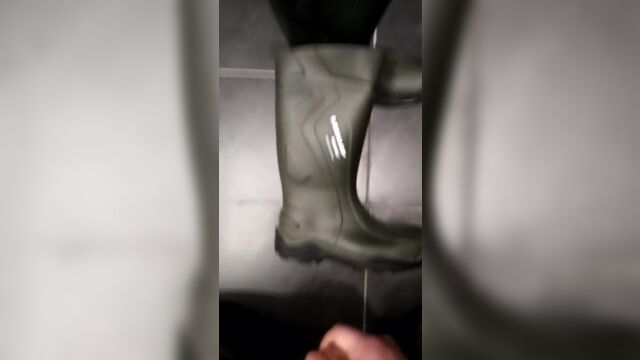 Cum on Dunlop Purofort Rubberboots Spritze auf Gummistiefel