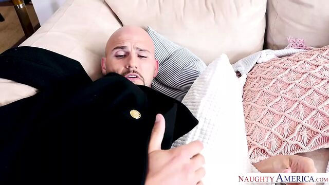 Big dick bounces Kelsi Monroe's big fat ass Naughty America
