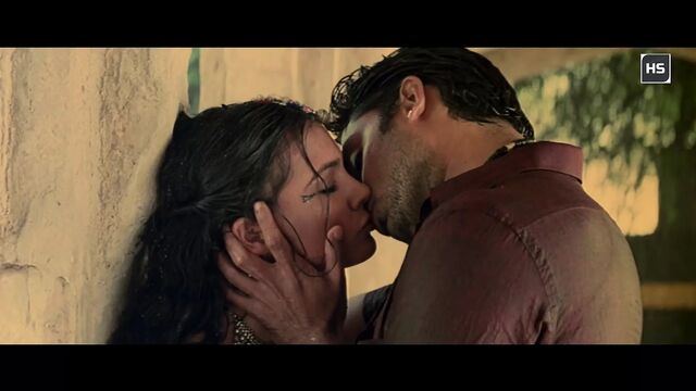 Lara Dutta – Hot Kissing Scenes 1080p