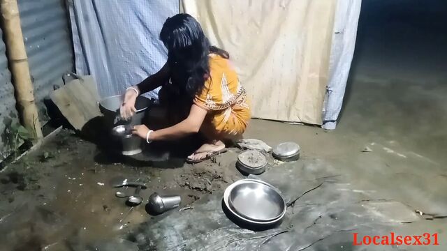 Indian localsex31 Bhabhi Bartan Saaf Kar rhi thi dever ne ghodi bnaya