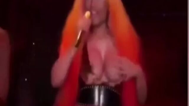 Nicki Minaj - Nip Slip