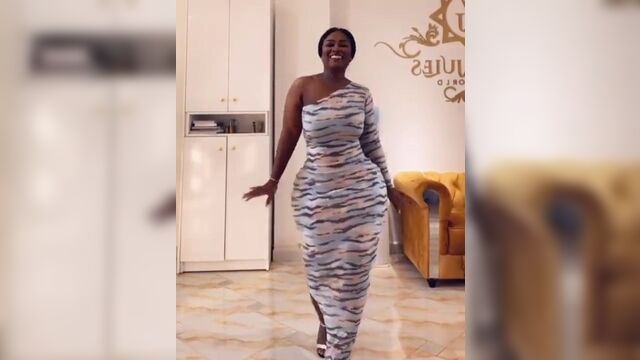 Big ass milf dancing