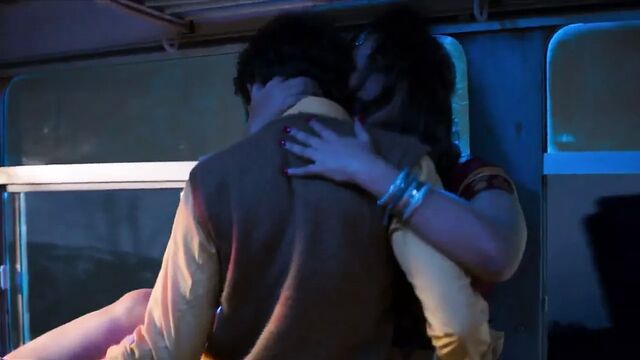 Bhabhi has sex in the bus