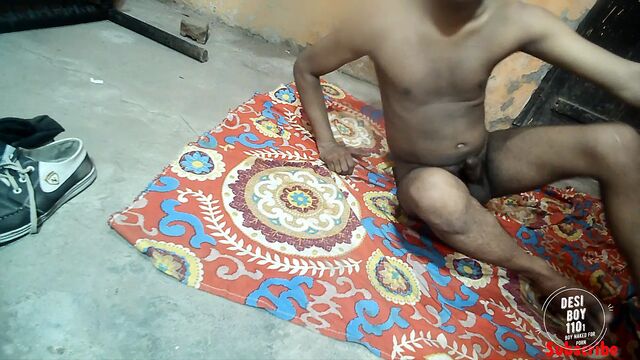 FULL OPEN NAGNGA LADKA FARSH PAR MUTH MARTE HUE, INDIAN BOY ON THE FLOOR MASTURBATE HANDJOB