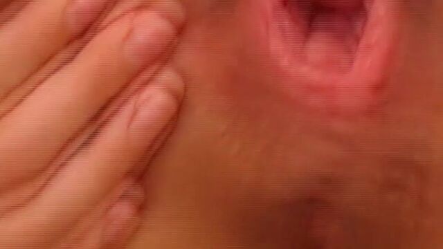 Delilah spread and gapes her pussy