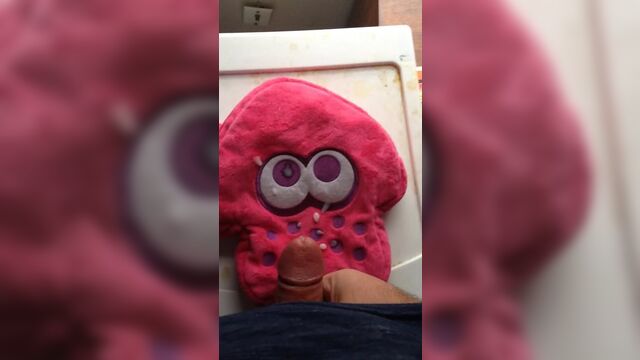 Splatting on my Splatoon 2 Squid plush pouch
