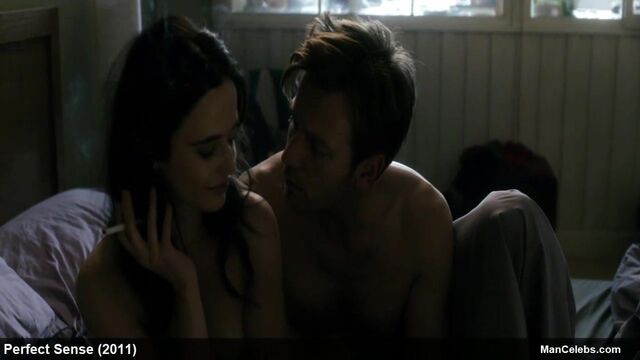 Ewan McGregor shows off his gorgeous ass & cock