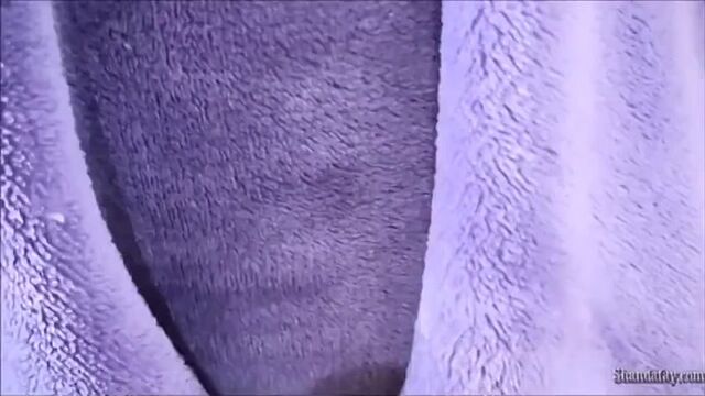 erosota.com_Strannaya_baba_otsosala_drugu_i_bodro_poimela_prodolgovatym_straponom.mp4