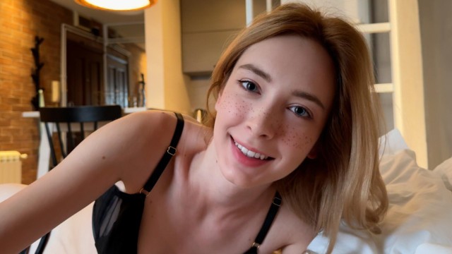 Утренний секс с милой девушкой