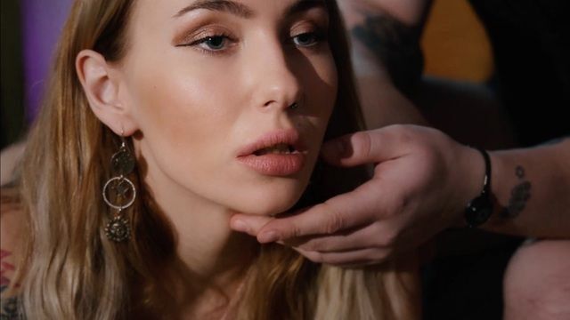 Её бёдра заводят мотор, пока я лежу в отключке