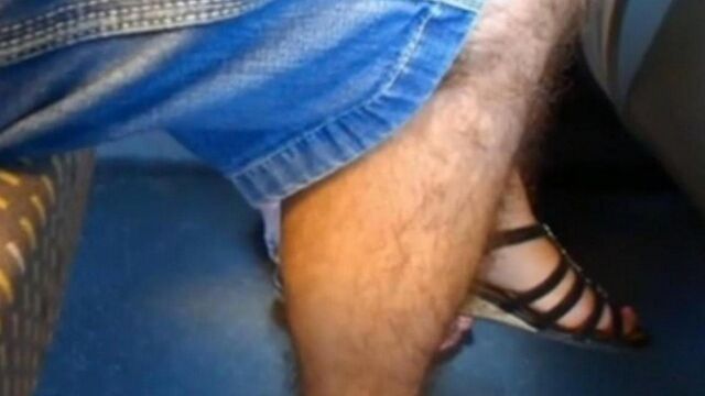 Полез рукой к женщине под юбку и начал пальцами мять вагину