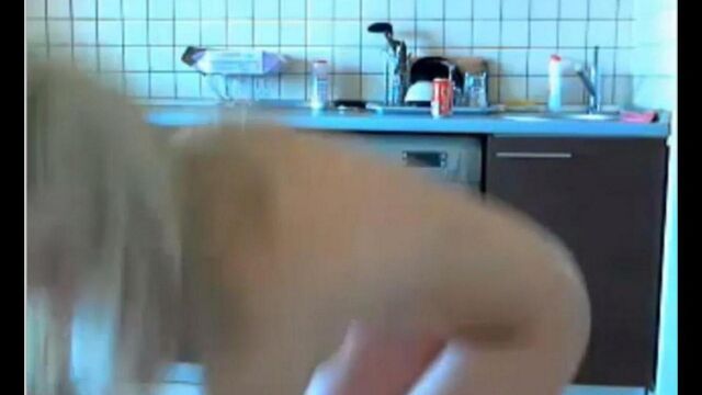 Юная мастурбирует целку в видео чате