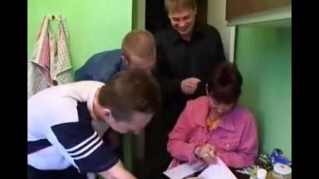 Русская мамаша и три парня одновременно