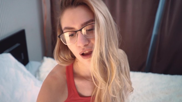 Тебе не стыдно к сестричке приставать?