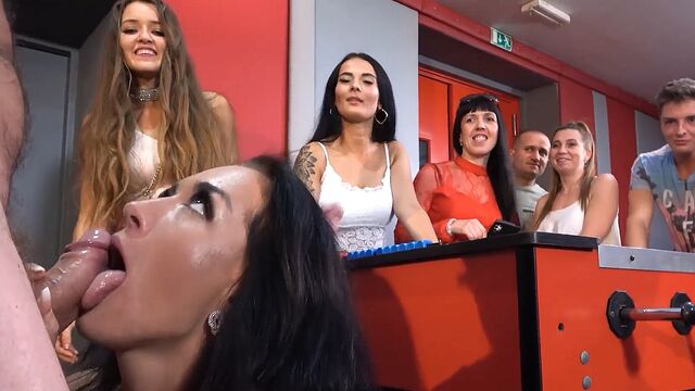 Ну что девушки, кто из вас сегодня меня дырочкой порадует?