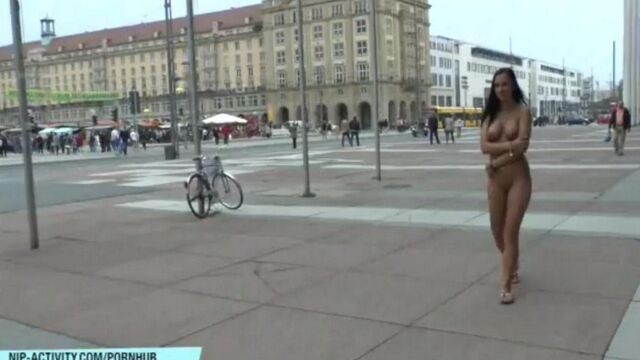 Голая телка ходит по улицам города
