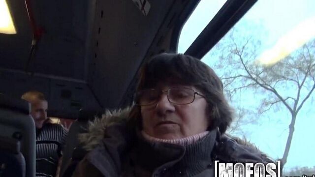 Прямо в автобусе трахнул девушку в задницу