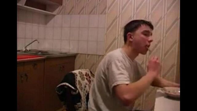 Инцест мать и сын раком трахаются на кухне