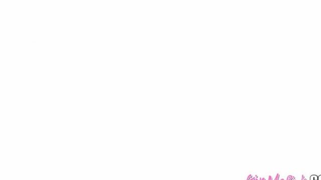 Красотка разминает свои дырочки игрушками с двойным проникновением