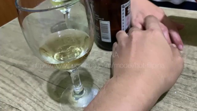 Взрослая красотка немного выпила вина и хочет секса