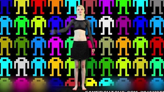 Танцует стриптиз перед толпой мужчин оголяя сиськи