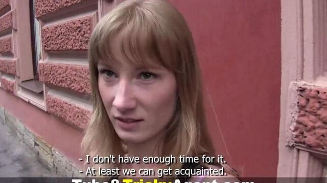 Она даже не знает, что ее парень за нее деньги получил