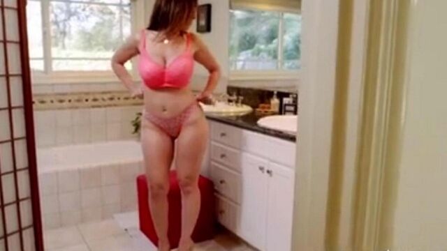 Негр забрался в дом и трахнул зрелую хозяйку