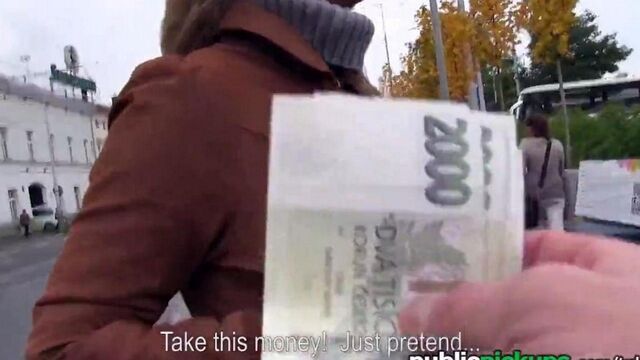 Блондинка трахается за деньги на новый диван