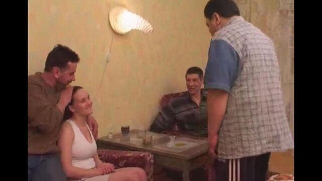 Пьяный дядька с друзьями совершает инцест с племянницей