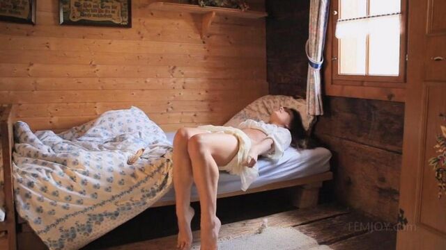 Девушка медленно раздевается