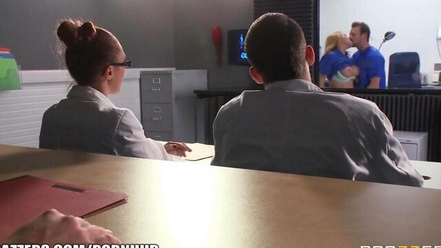 Врач трахает девушку интерна на практике в своем кабинете