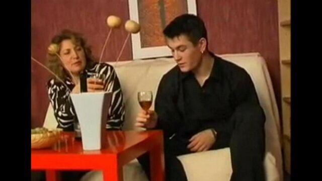 Зрелая мама соблазнила пьяного сына на инцест