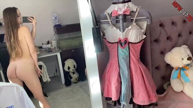 Kate Kuray teases her naked body in front of the mirror 20210417.mp4